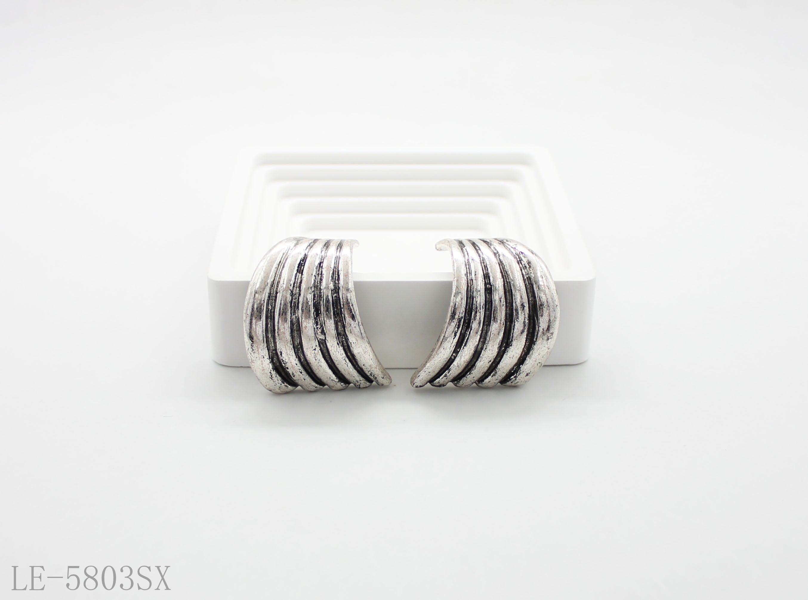 Multi Parallel Curved Rib C Shape Stud Earrings | Solid Zinc Alloy Antique Burnished Silver Plated Distressed Retro Textured Statement Women Ear Studs Factory Wholesale