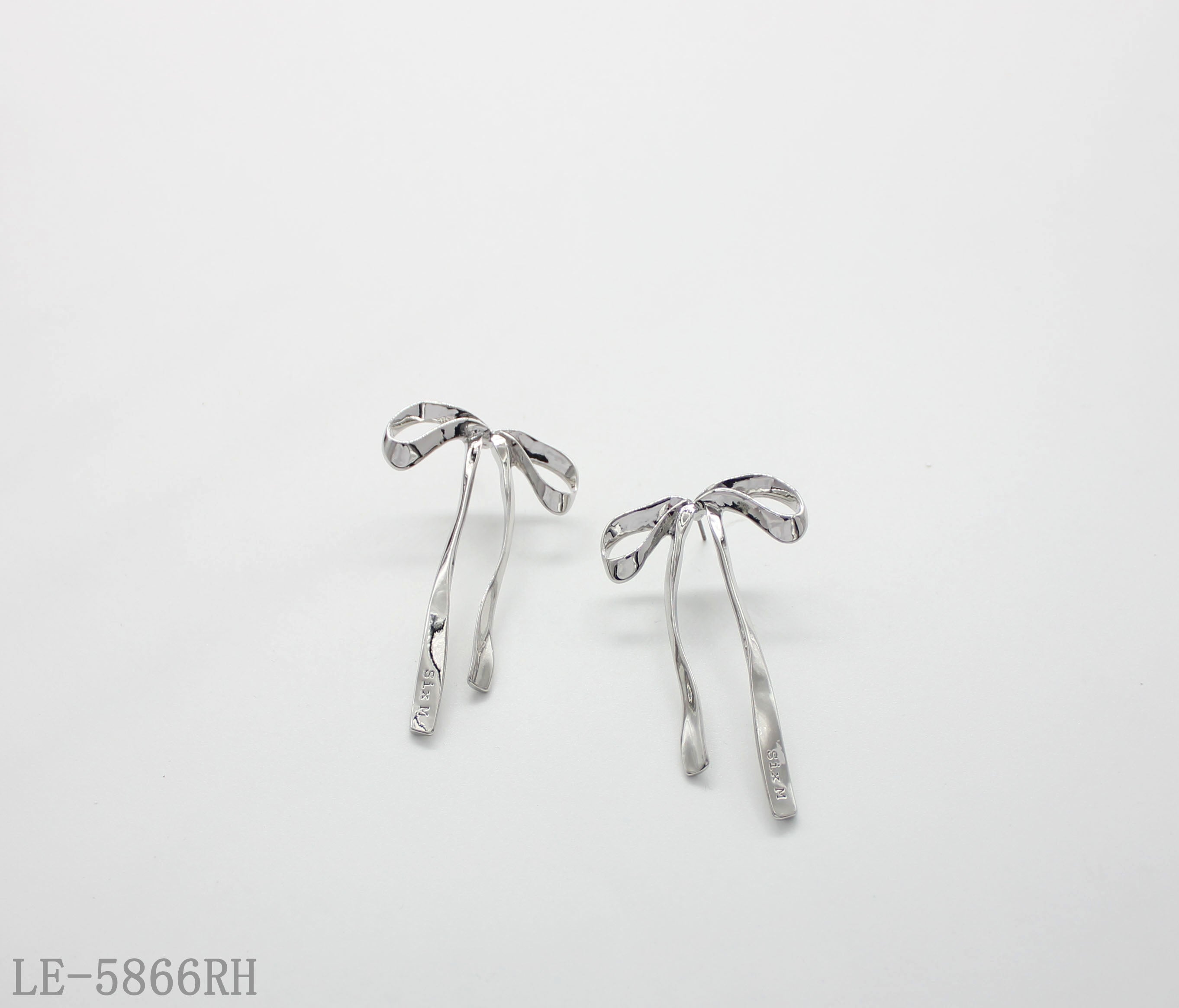 Hammered Ribbon Bow Zinc Alloy Rhodium Plated Drop Earrings with Engraved Details | Factory Direct Wholesale