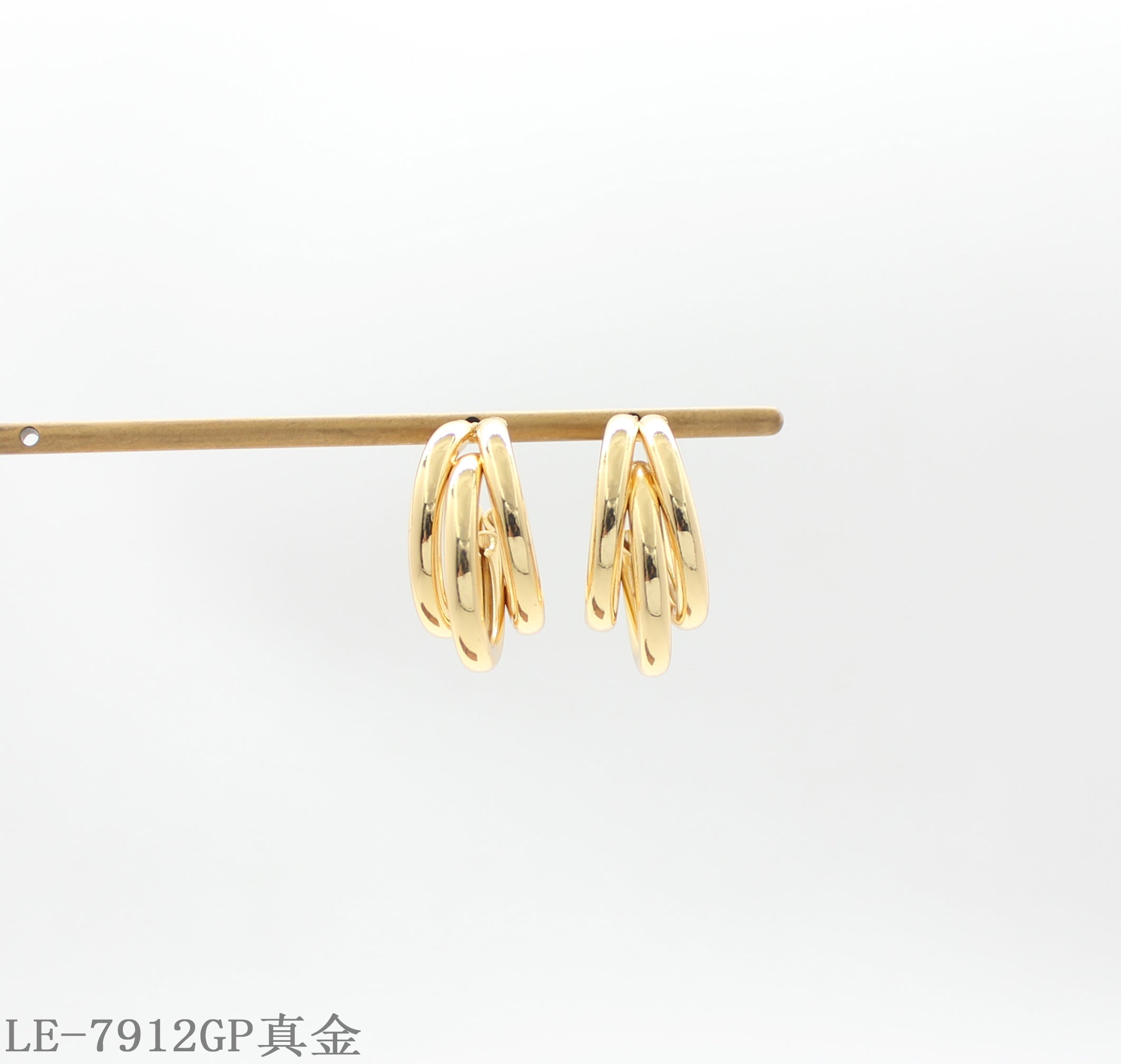 Copper Steel Needle Textured Petal Earrings with 1–2 mils Real Gold Plating for Women | OEM ODM Wholesale Fashion Jewelry Manufacturer