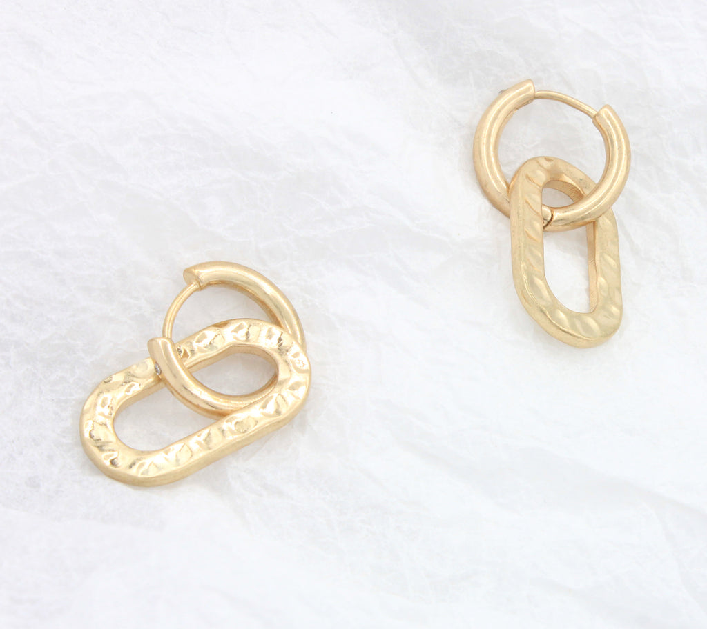 Interlocked Hammer Grain Oval Hoop Drop Earrings | Zinc Alloy Warm Gold Plated Click Closure Women Vintage Matching Series Dangle Earrings Factory Wholesale